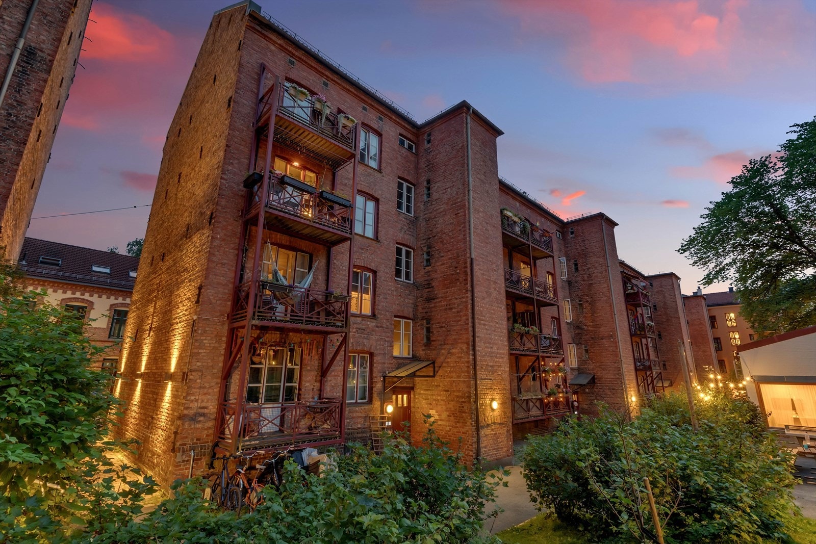 Nå kan du sikre deg en totalrenovert leilighet i den populære Gråbeinsgården med en rekke fasiliteter. Galleribilde