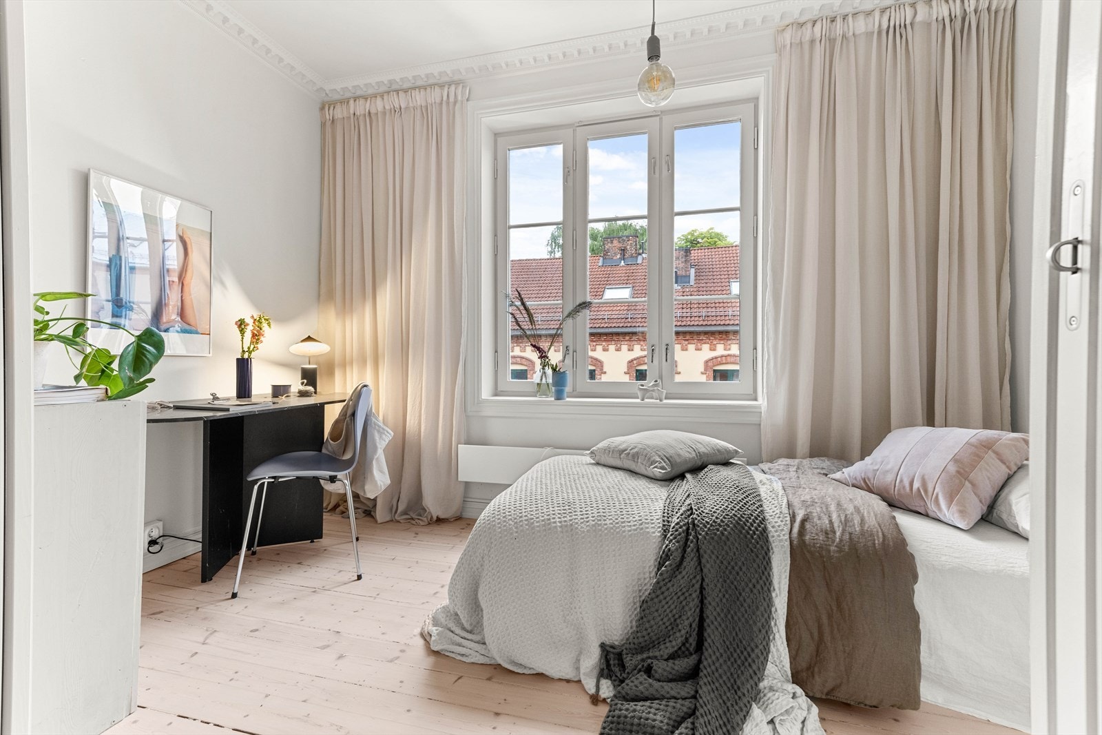 Soverom nr. 2 er av god størrelse med plass til både seng, kontor og evt. garderobeskap. Galleribilde