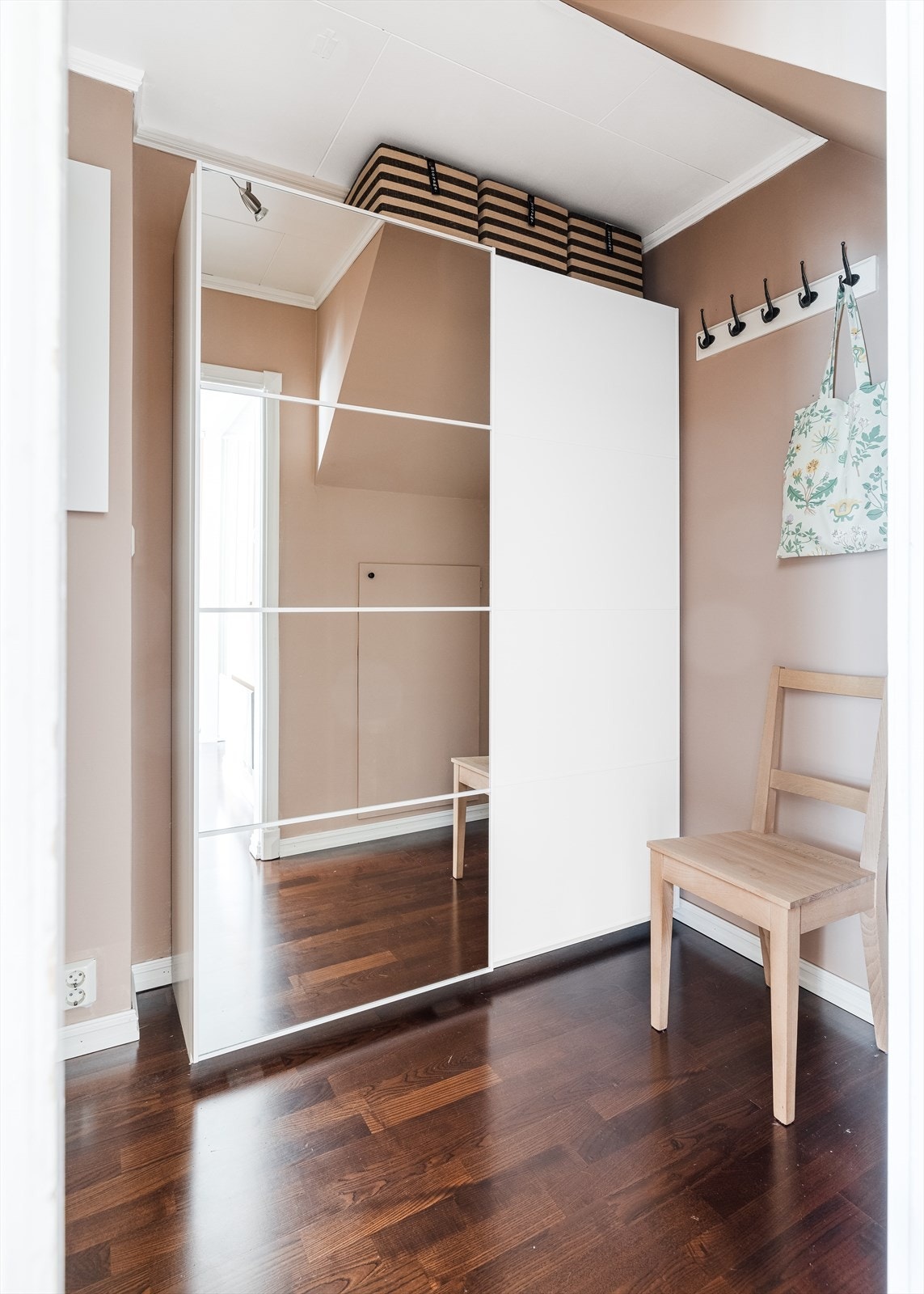 Flott gang med skyvedørsgarderobe og sikringsskap Galleribilde