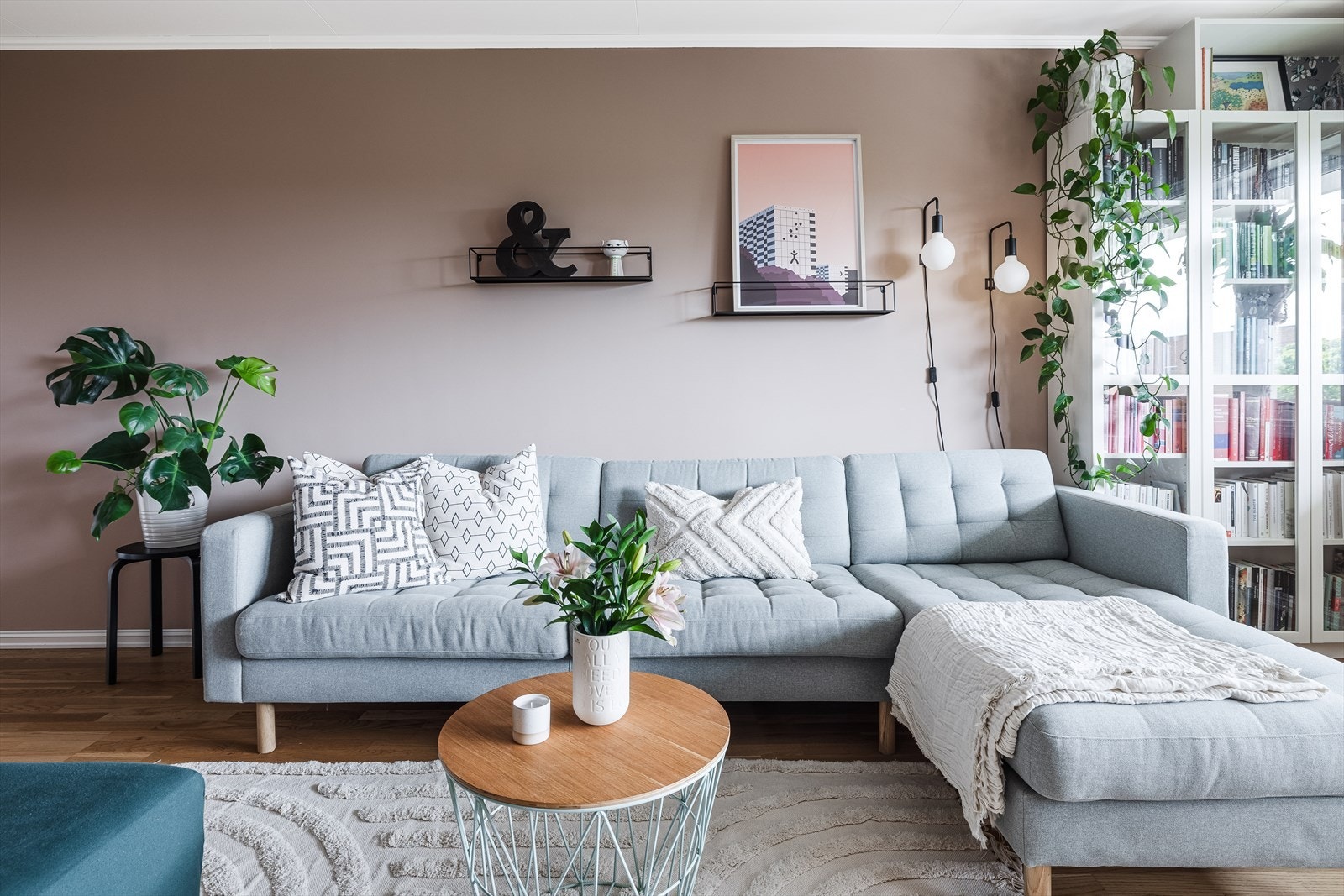 Hyggelig sofakrok med god plass til sofa, stuebord og annet tilhørende møblement Galleribilde