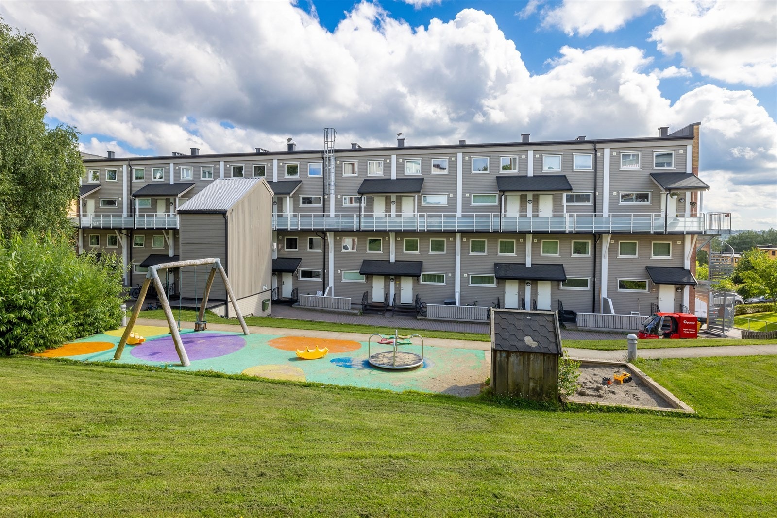Hyggelig felles bakgård med lekeapparater for de små Galleribilde