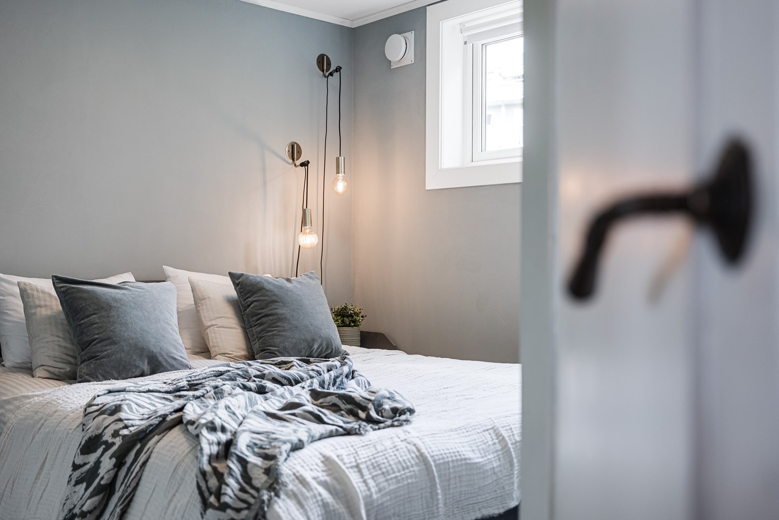 Hovedsoverommet vender ut mot rolig bakgård Galleribilde