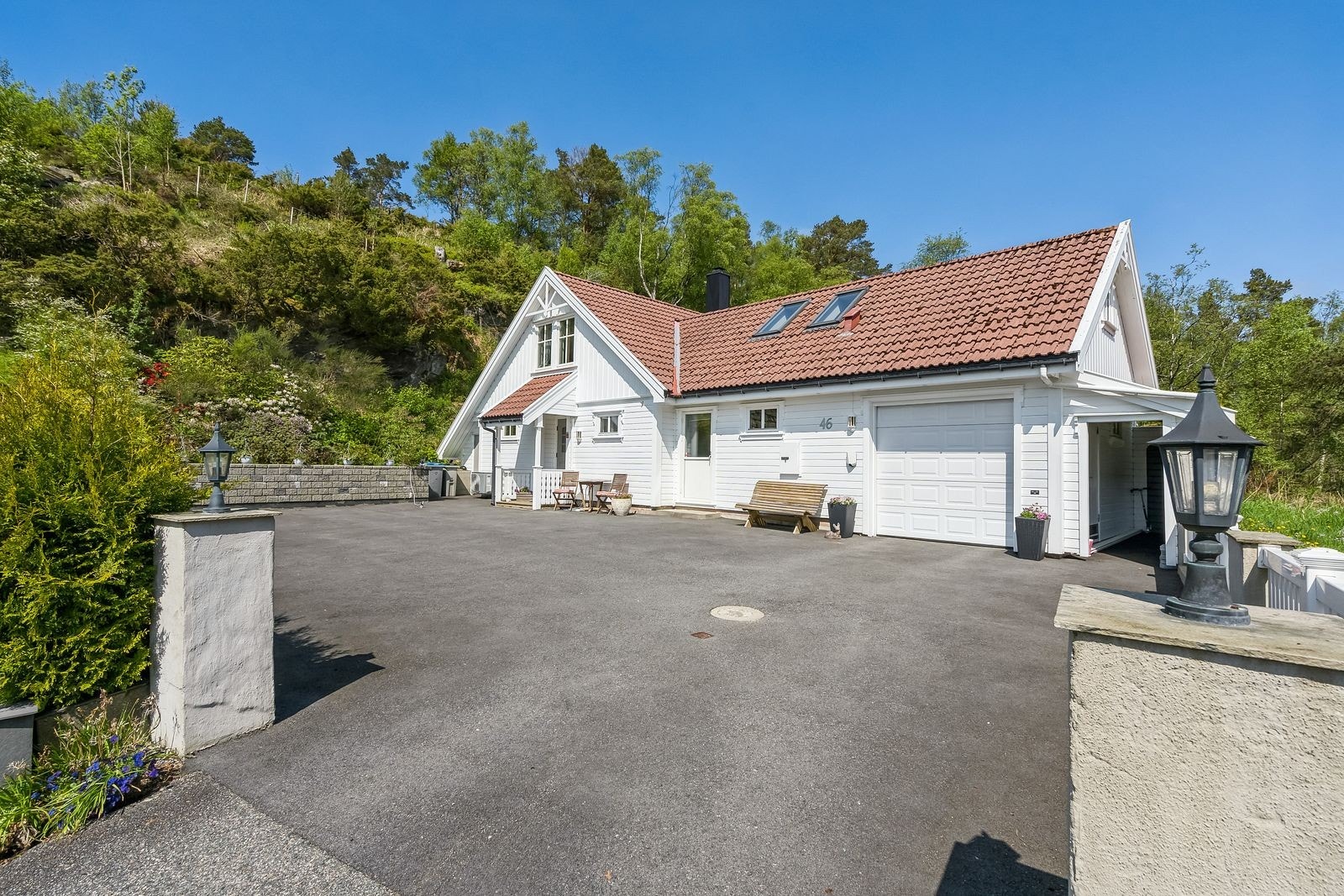 Integrert garasje og mye plass på tunet forran huset. Galleribilde