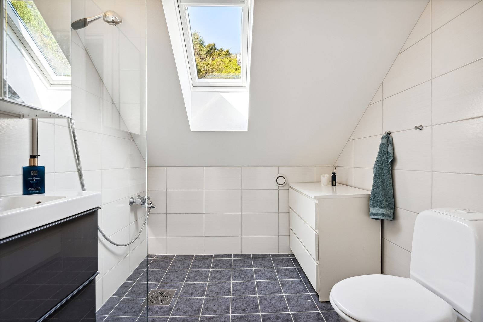 Baderommet i 2.etg. er helfliset og inneholder wc, dusj og servant. Galleribilde