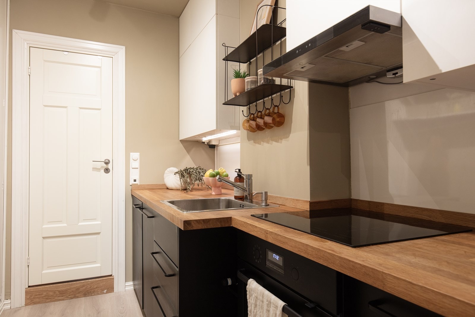 Lekkert kjøkken fra 2019 med god arbeid-/skapplass. Galleribilde