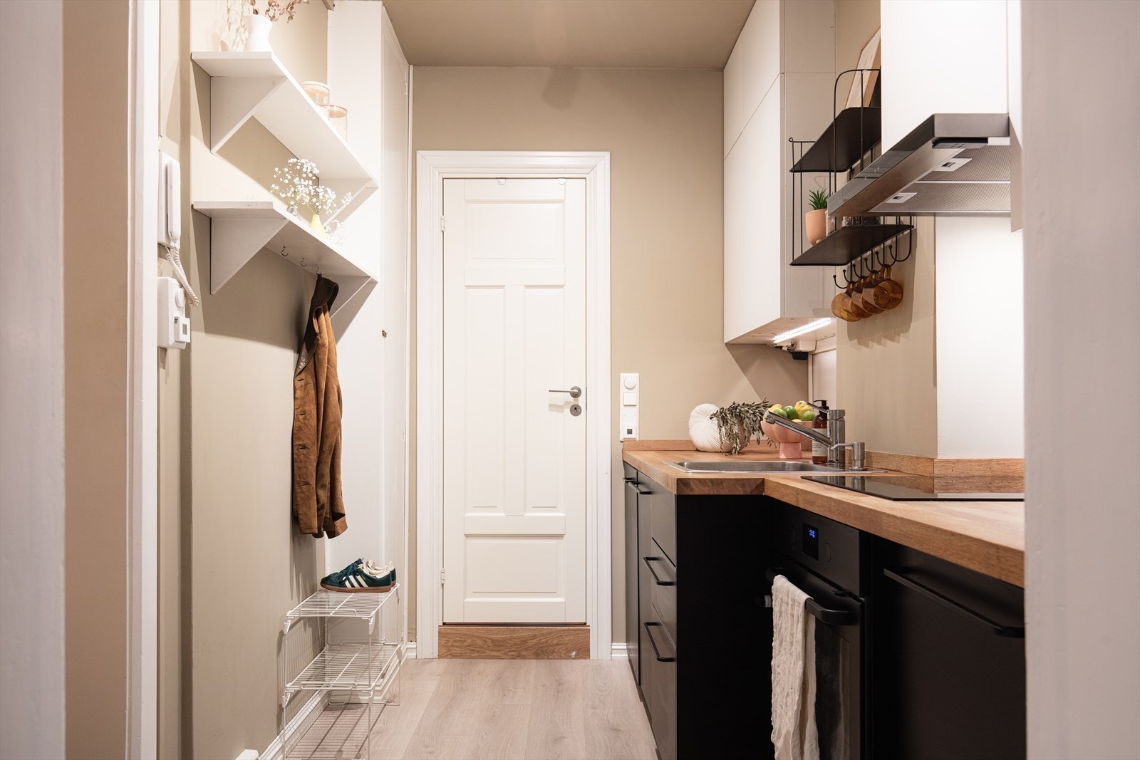 Videre fra kjøkkenet er det adkomst til et pent baderom. Galleribilde