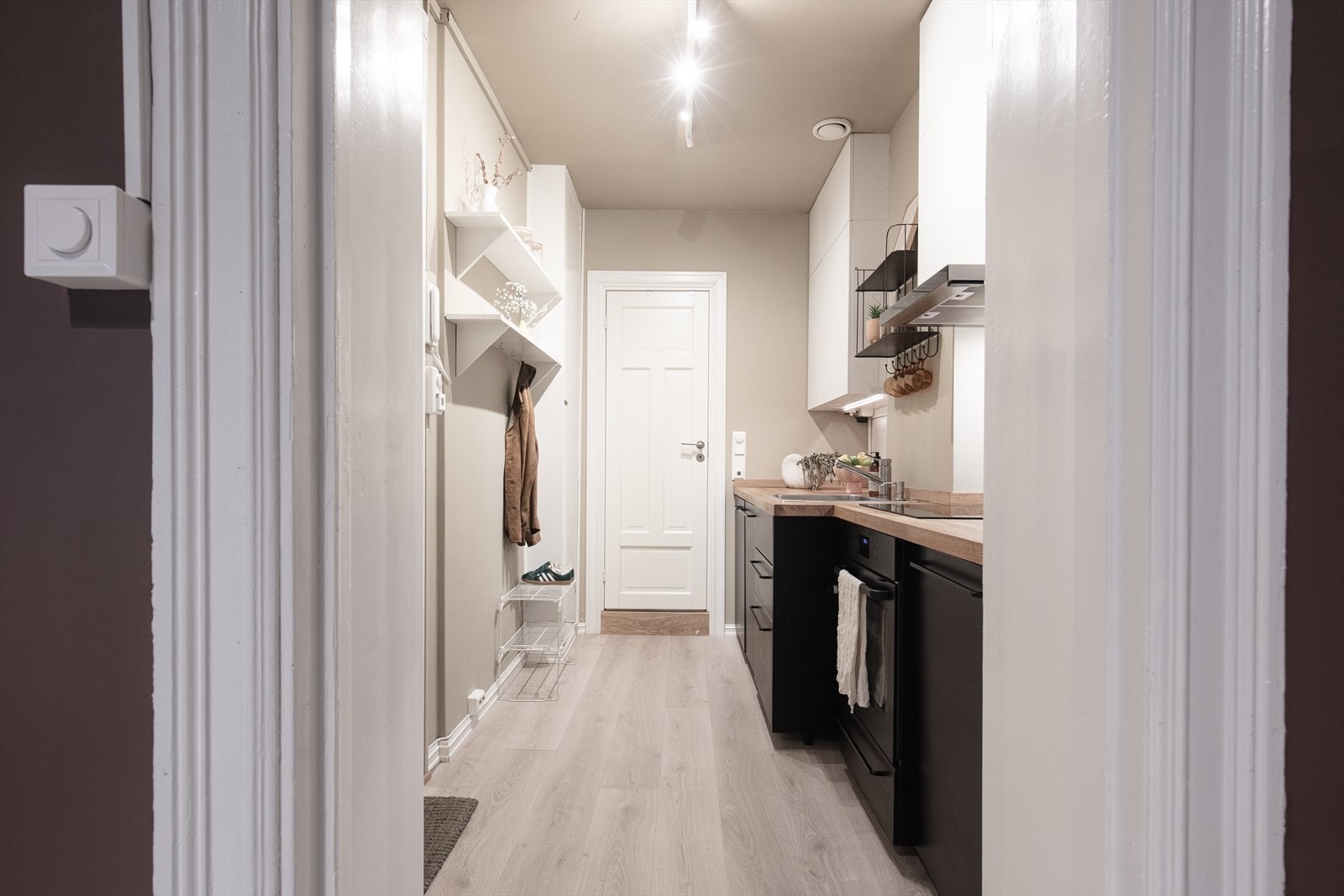 I entreen er det muligheter for å henge fra seg ytterklær og sette fra seg skoene. Galleribilde