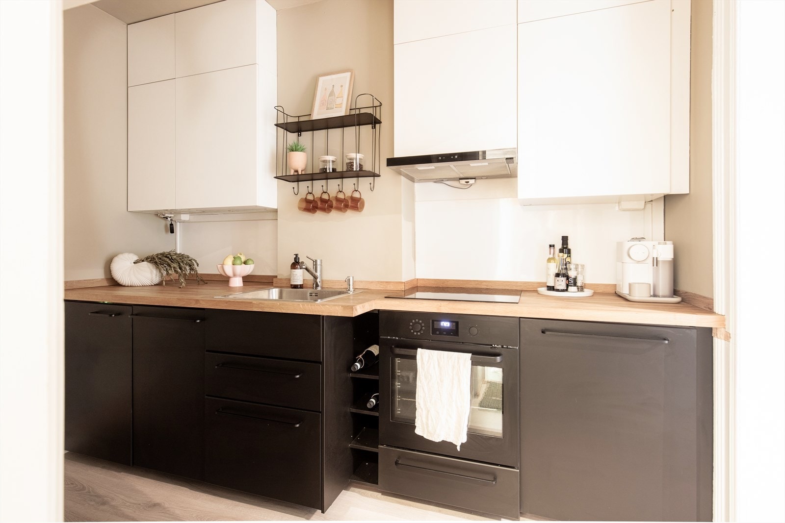 Innredningen er bestående av glatte fronter og heltre benkeplate. Kjøkkenet er utstyrt med platetopp, kum med ettgreps blandebatteri, ventilator, kjøleskap, ovn og oppvaskmaskin. Det er montert vannvakt og komfyrvakt på kjøkkenet. Galleribilde