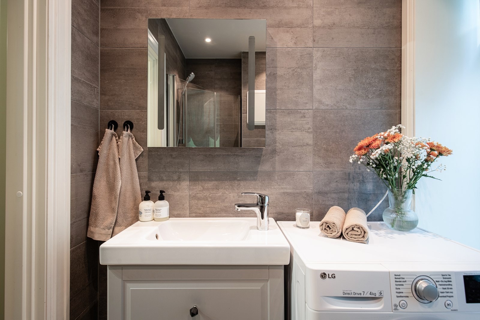 Baderomsinnredningen er bestående av vegghengt klosett, servantinnredning, servant med ettgreps blandebatteri, dusjdører, dusjarmatur, opplegg og plass til vaskemaskin. Galleribilde