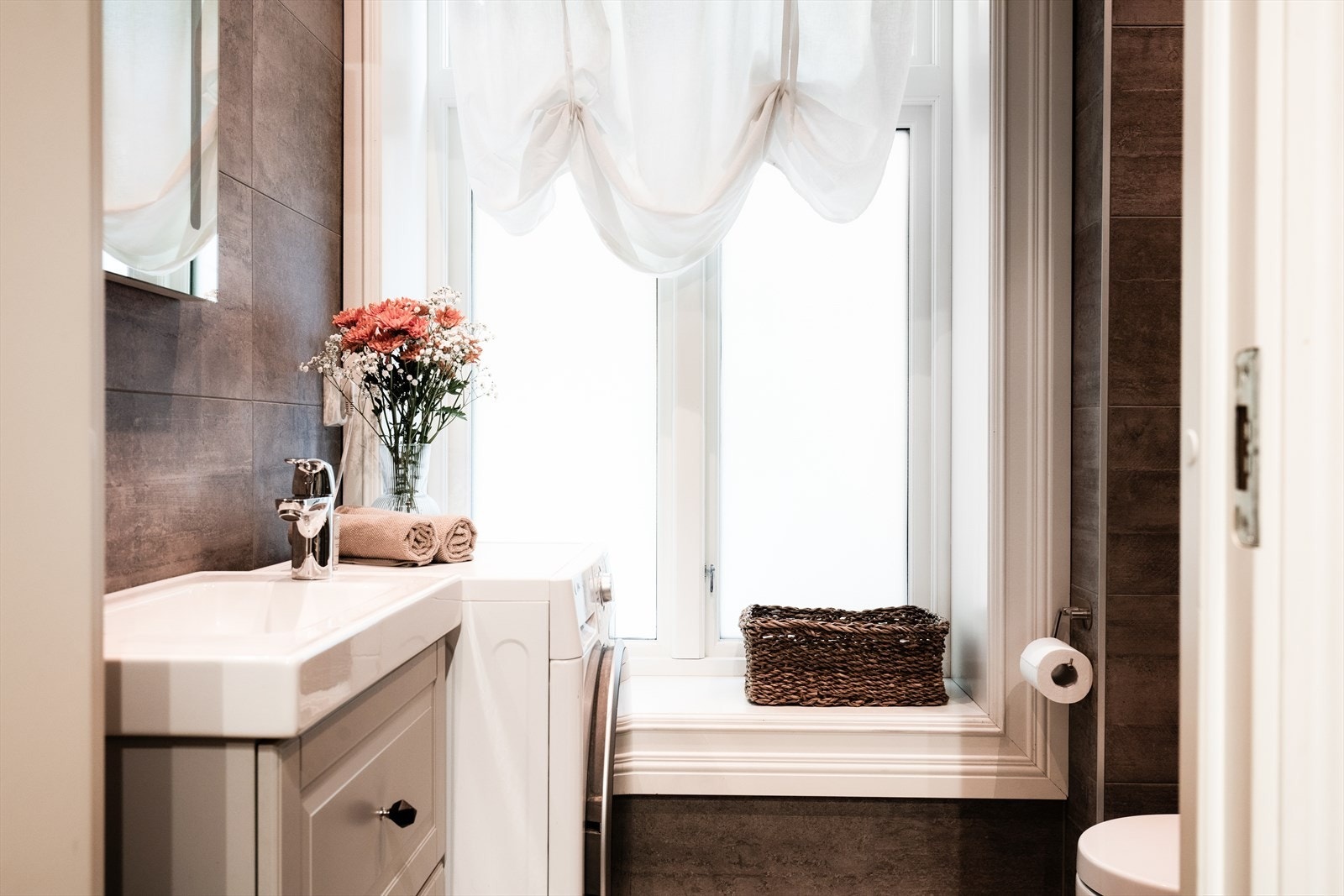 Pent flislagt baderom med varme i gulv. Badet ble pusset opp i 2019. Galleribilde