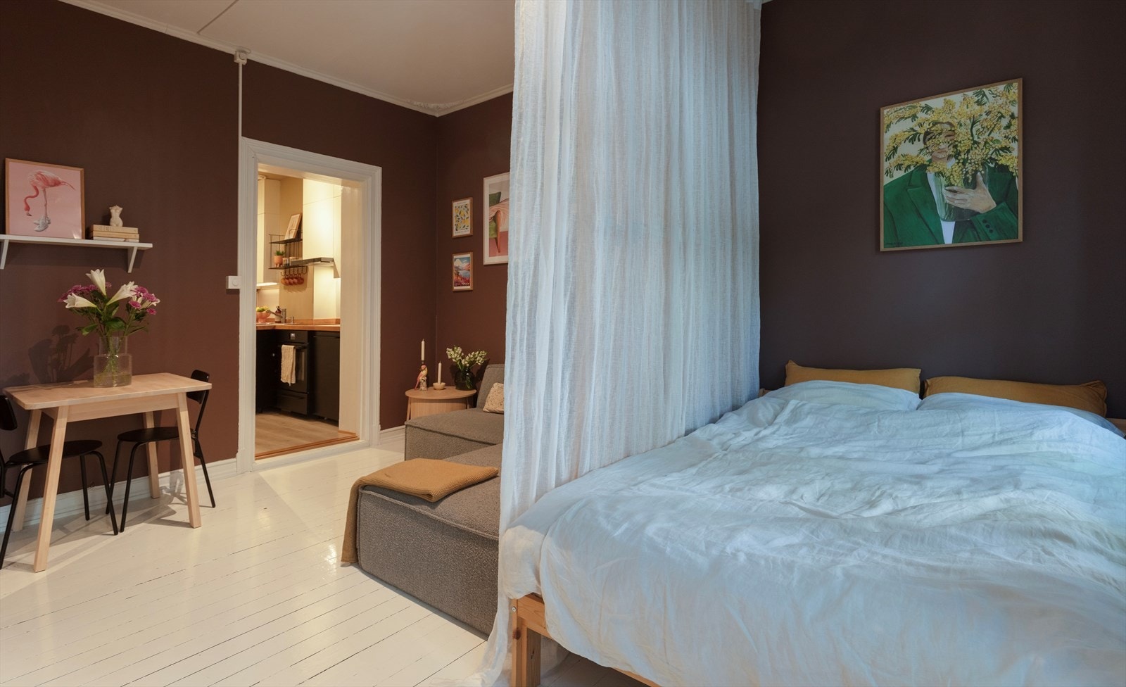 Stuen kan innredes med sofagruppe, spisebord, tv-møblement og annet ønskelig interiør. Galleribilde