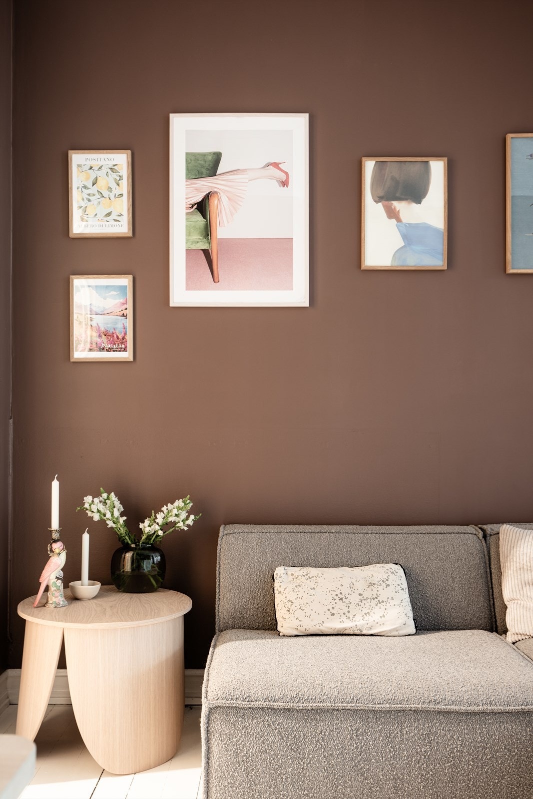 Alle overflater er malt i tidsriktige og lune farger. Galleribilde