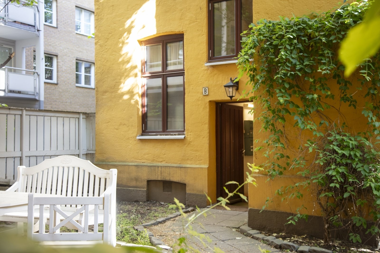 Leiligheten ligger i i indre bygård og skjermet for alt støy og trafikk. Galleribilde