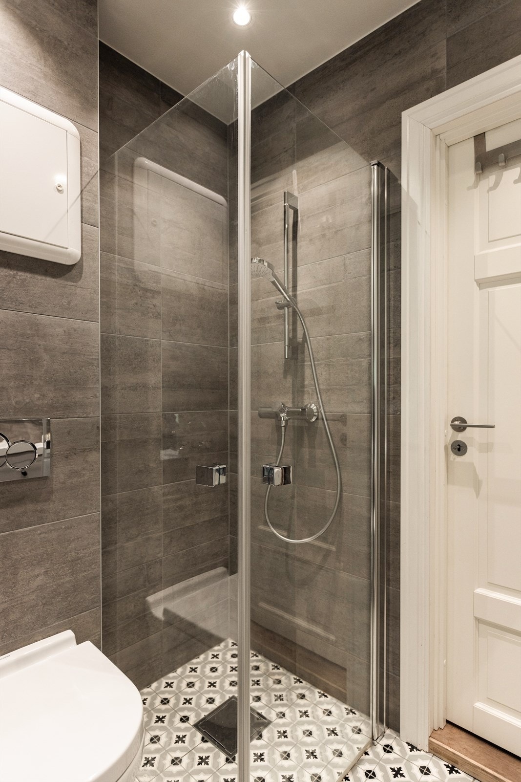 Dusjsonen er bestående av innfellbare glassdører. Galleribilde