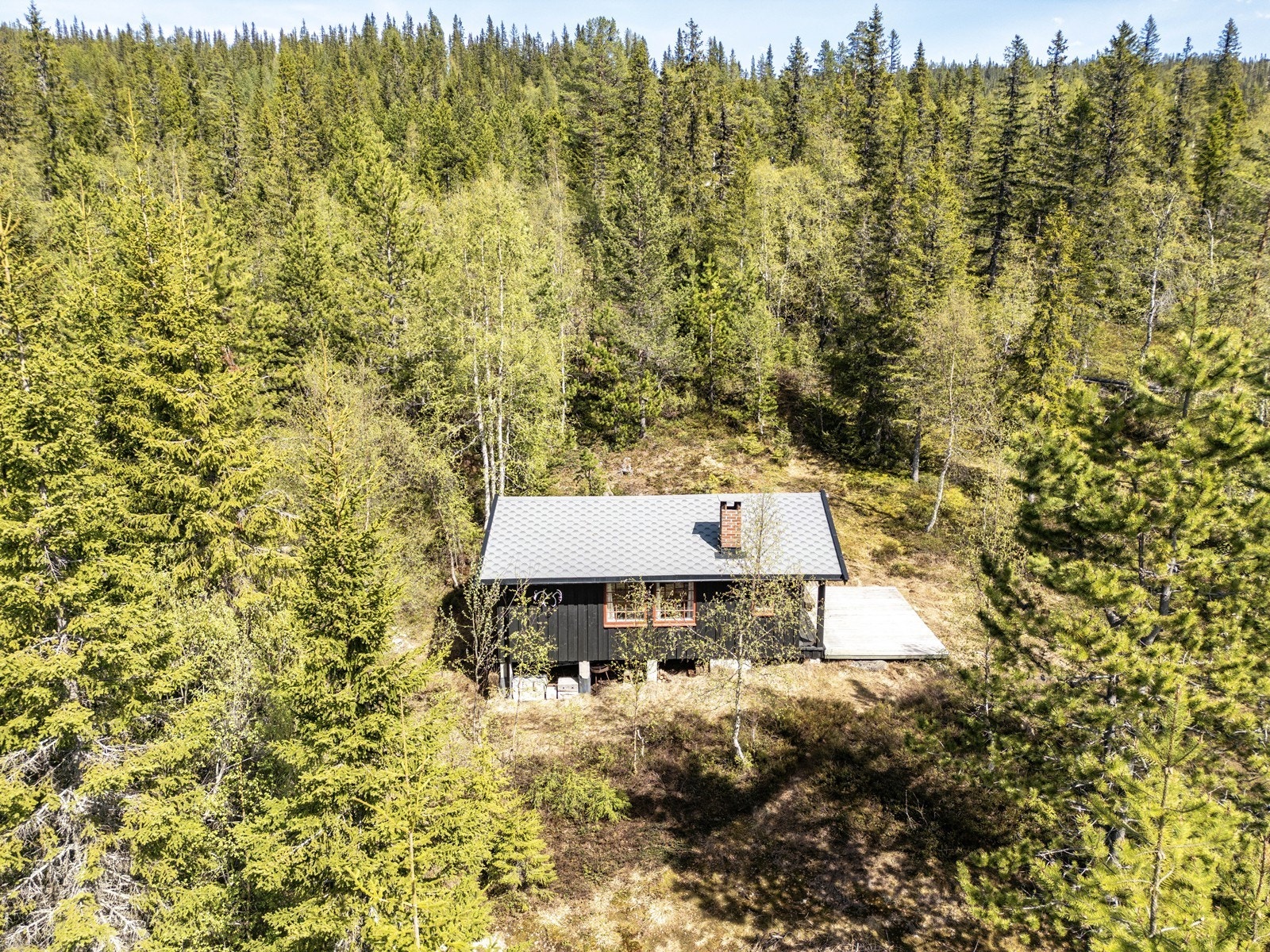 Hytta har en parkeringsplass der det går en ca. 70 meter sti for å komme til hytta. Galleribilde