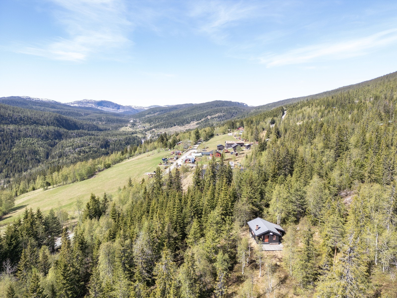 Dette er en fritidseiendom for deg som ønsker å leve det enkle å primitive hyttelivet i rolige og naturskjønne omgivelser. Galleribilde