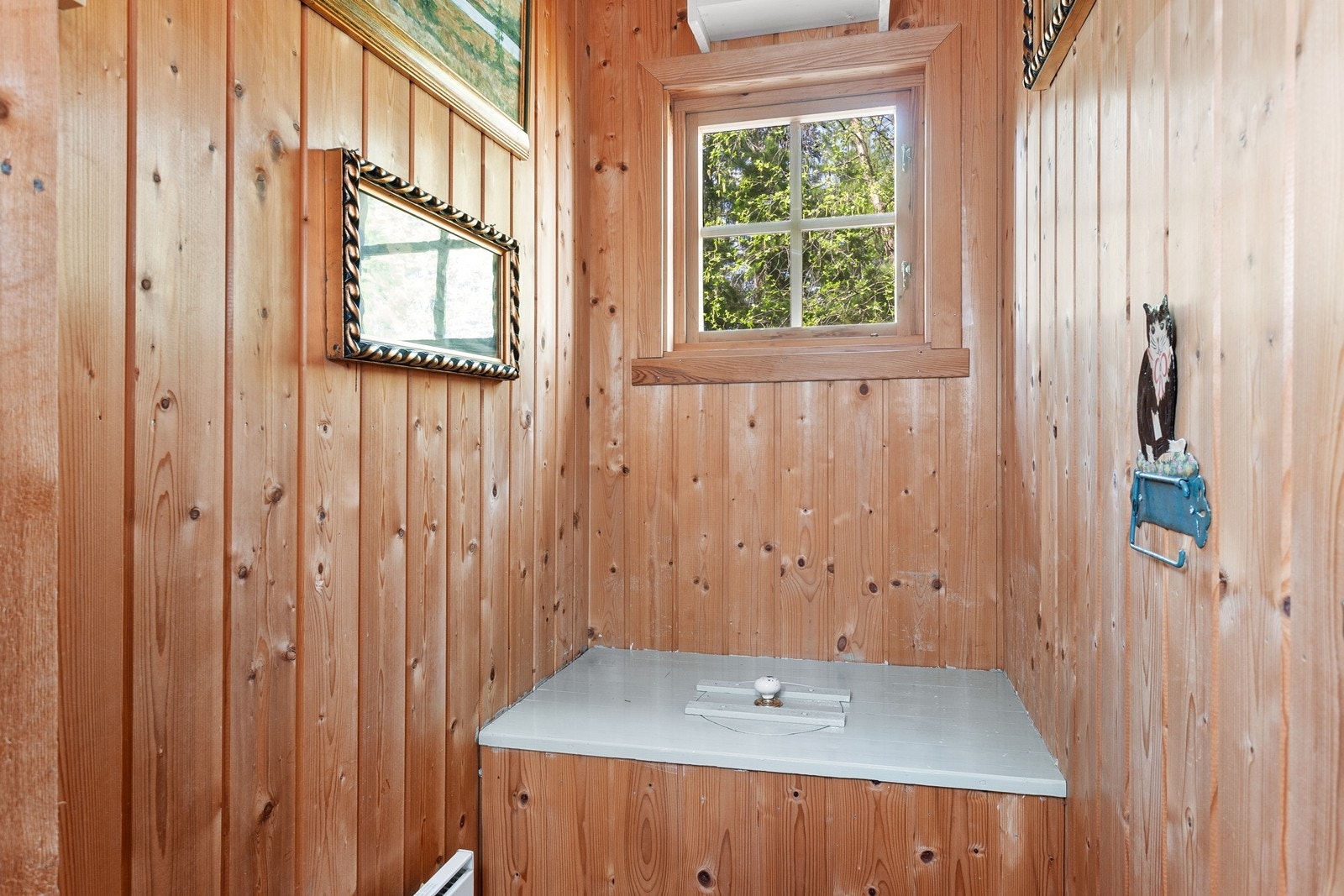 I bod ved utedo er det montert en servant med gråvannsavløp til terreng og tradisjonell utedo. Galleribilde