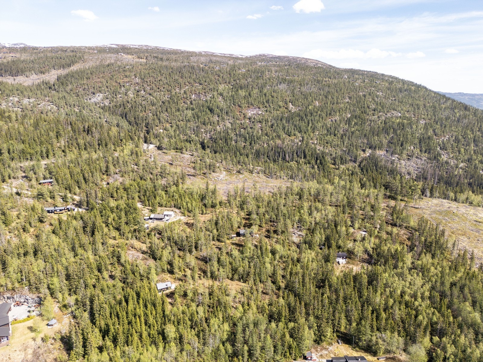 Hytta har en fin sør-vestvendt beliggenhet ca. 640 m.o.h med gode solforhold. Galleribilde