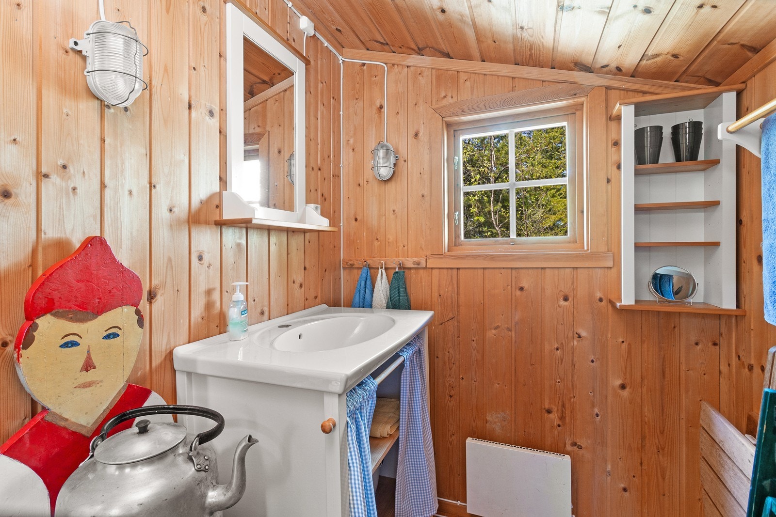 Stellerom med speil og servant med rom for oppbevaring. Galleribilde