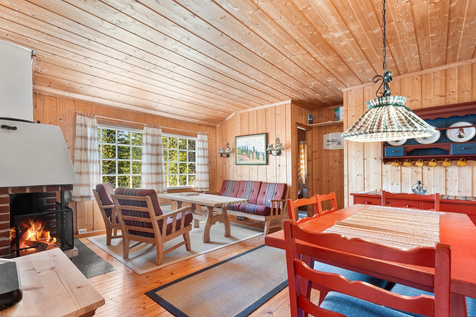 Blikkfanget i stuen er den lune teglsteinseisen som varmer godt ved litt kaldere kvelder. Galleribilde