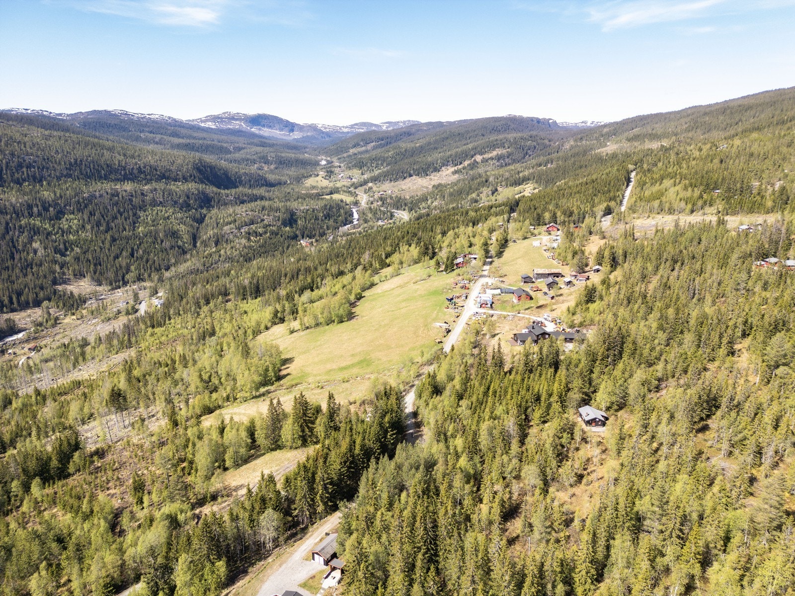 Kort avstand til Eggedal sentrum med butikker og servicetilbud, eller til Haglebu alpinsenter som er ca. 10 km unna. Galleribilde