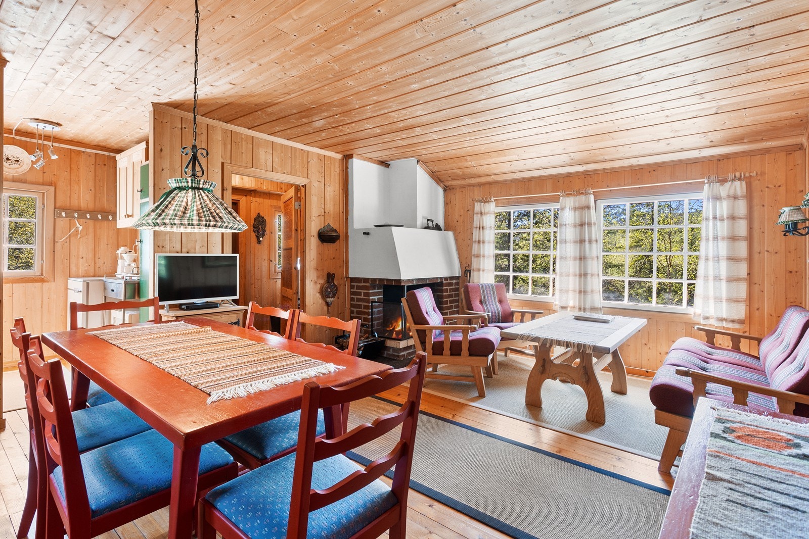 God plass til en hyggelig spisestue, der hele familien kan samles til et bedre måltid. Galleribilde