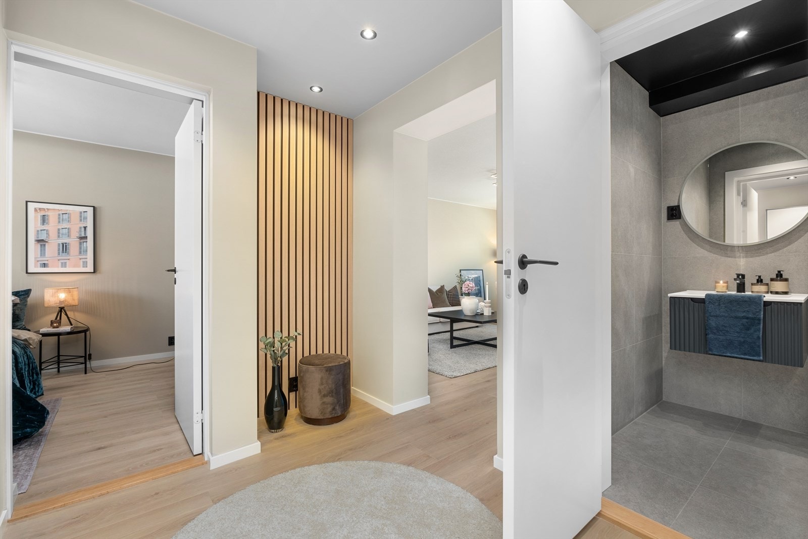 Entréen er i likhet med resten av leiligheten gjennomført og pen med god plass til yttertøy og sko. I tillegg følger det med to boder til leiligheten på til sammen 7 m². Galleribilde