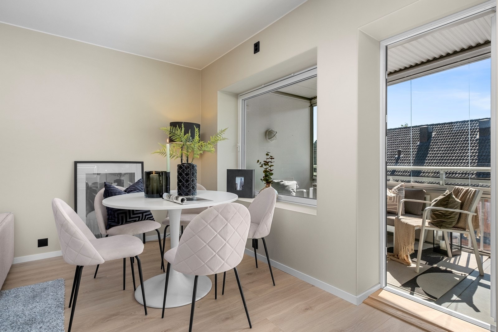Den åpne stue- og kjøkkenløsningen måler 29 m² og har plass til både spise- og sofagruppe. Fra stuen har du adkomst til balkongen. Galleribilde