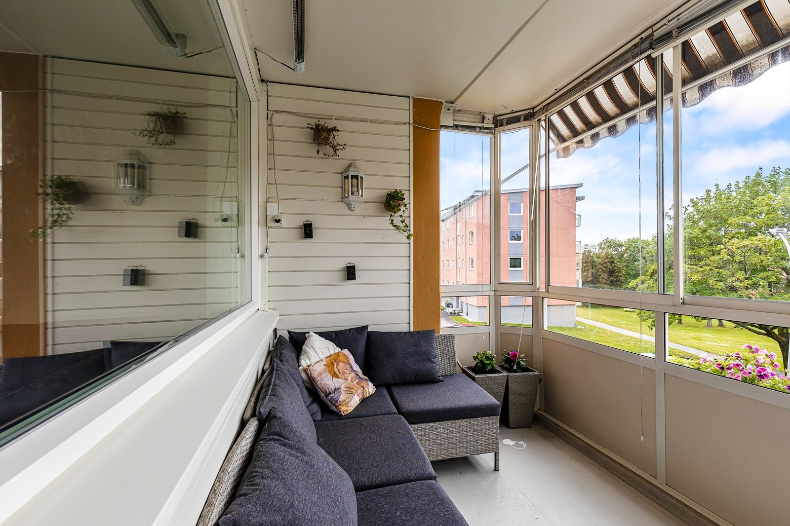 Fra stuen har du adkomst til en sørvest-vendt, innglasset balkong på ca. 7 kvm Galleribilde