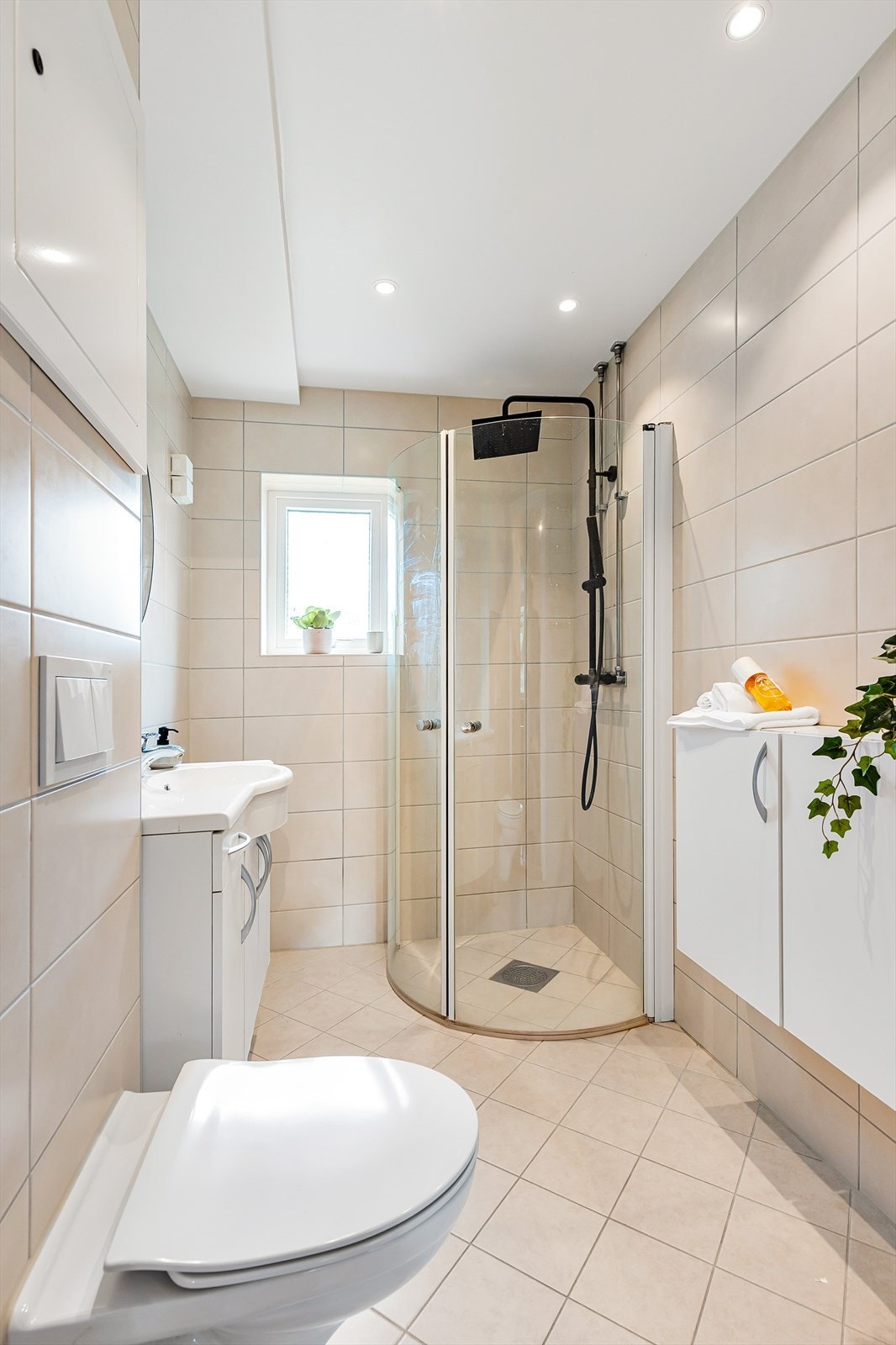 Helfliset baderom med downlights i himling ble pusset opp i regi at borettslaget i 2022. Galleribilde