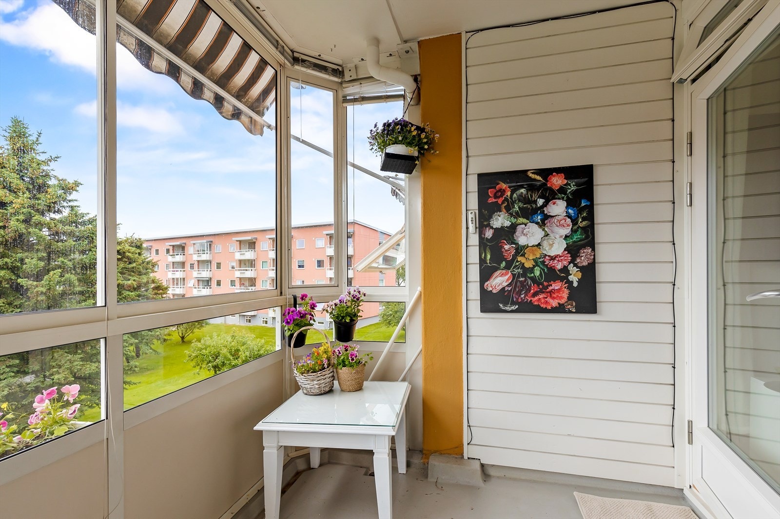 Markise er montert og vinduer kan åpens. Galleribilde