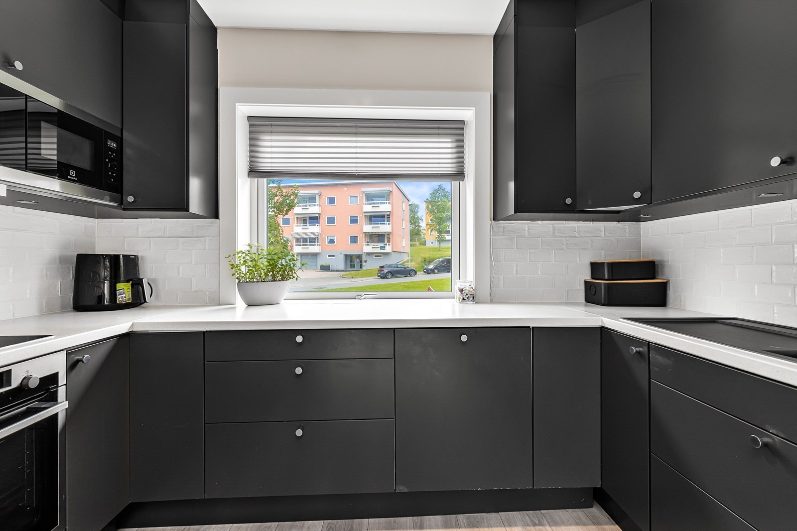 Rikelig med skap- og benkeplass sørger for et funksjonelt og arbeidsvennlig kjøkken. Galleribilde