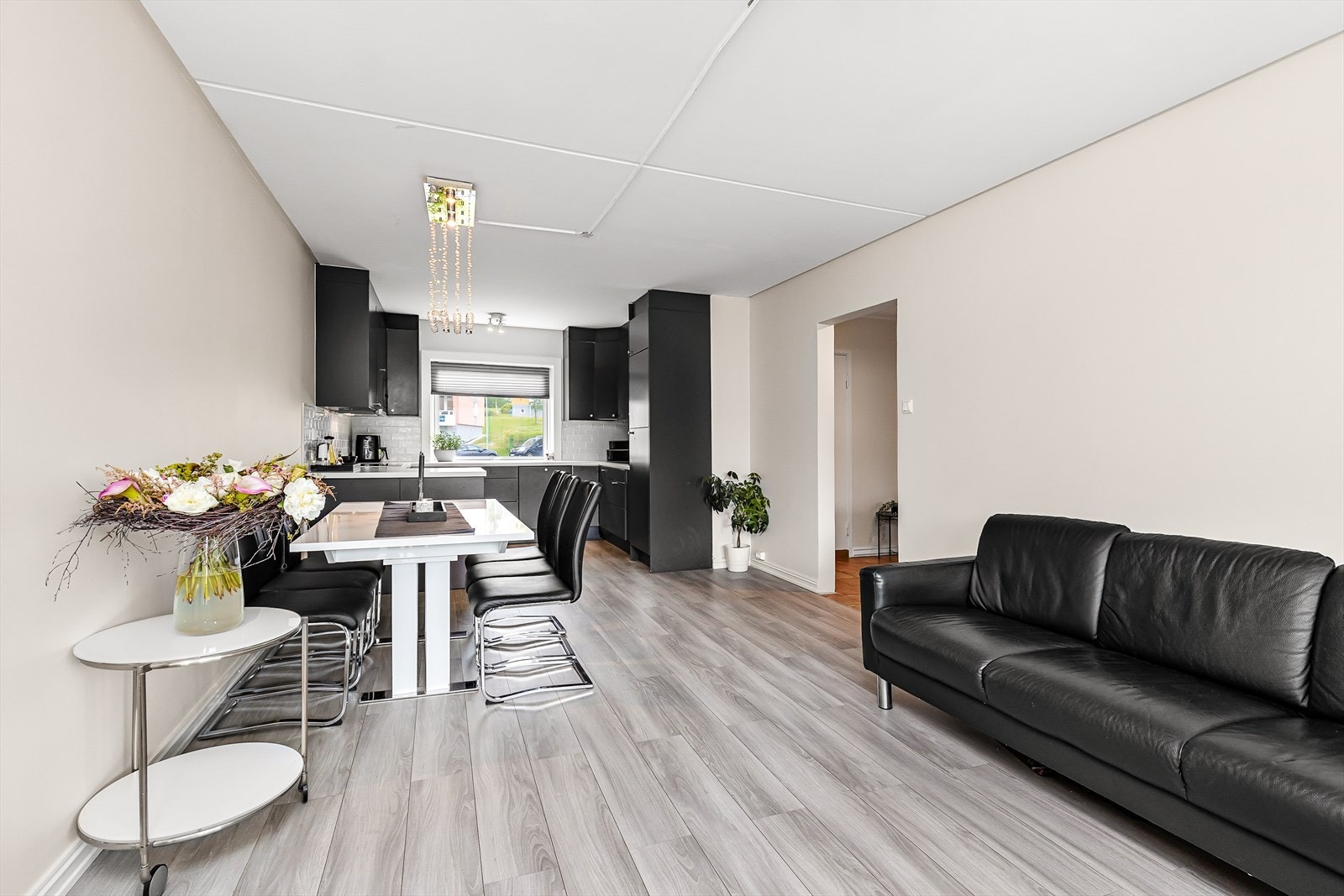 Åpen stue-/kjøkkenløsning. Samtlige overflater, foruten fliser i entré, er pusset opp i 2023/2024. Galleribilde