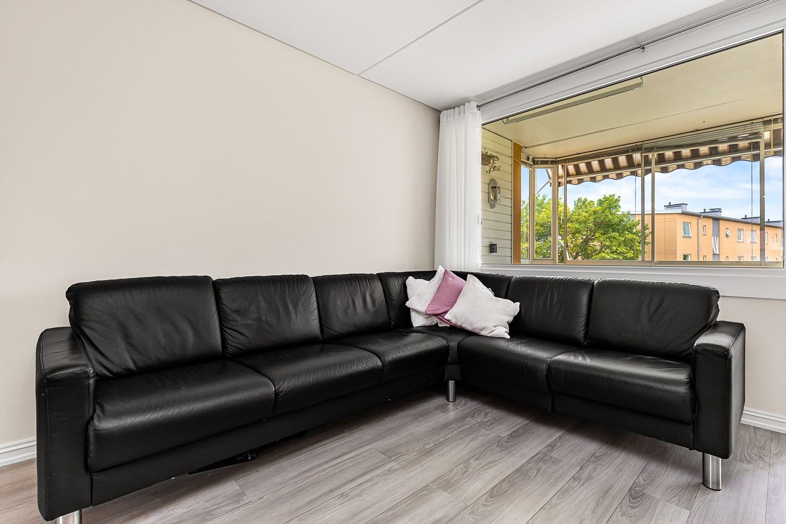 Stuen har god plass til å innredes med en sofagruppe og tilhørende møblement. Galleribilde