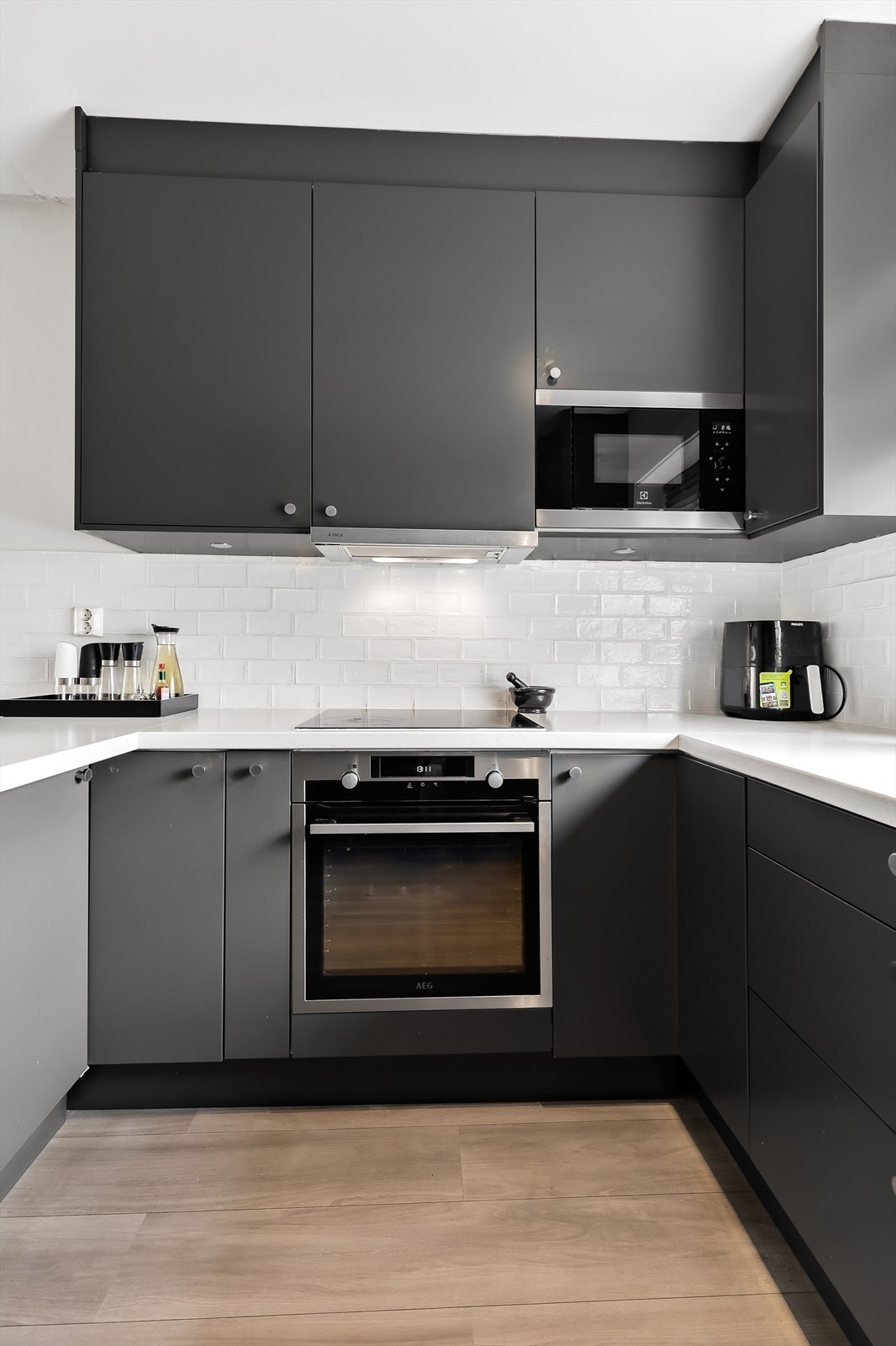 Av integrerte hvitevarer finner du platetopp, stekeovn, mikro, oppvaskmaskin og kjøle-/fryseskap. Galleribilde