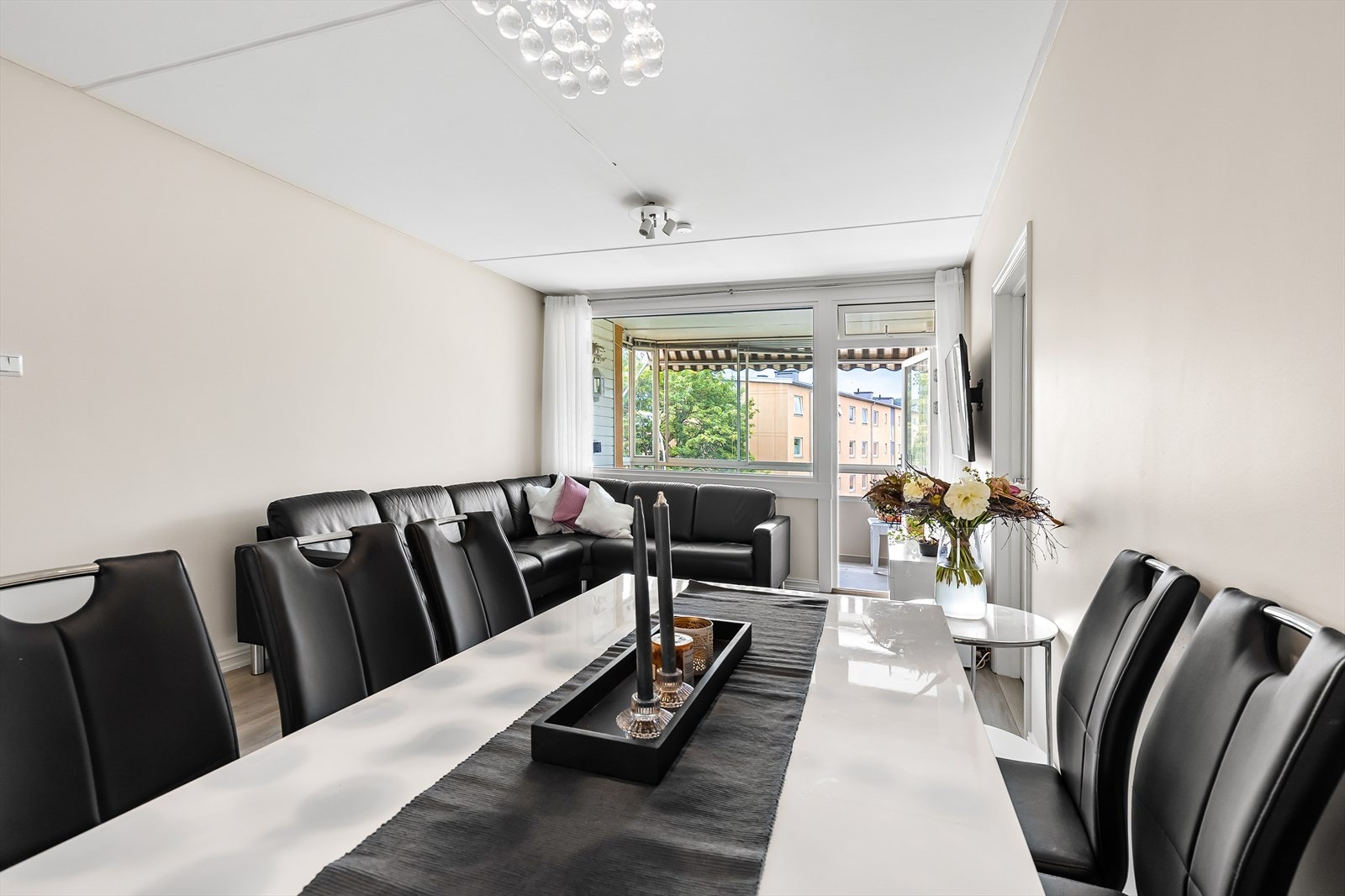 Her kan det enkelt innredes med en større spisegruppe som gir plass til hele familien eller gode venners lag. Galleribilde