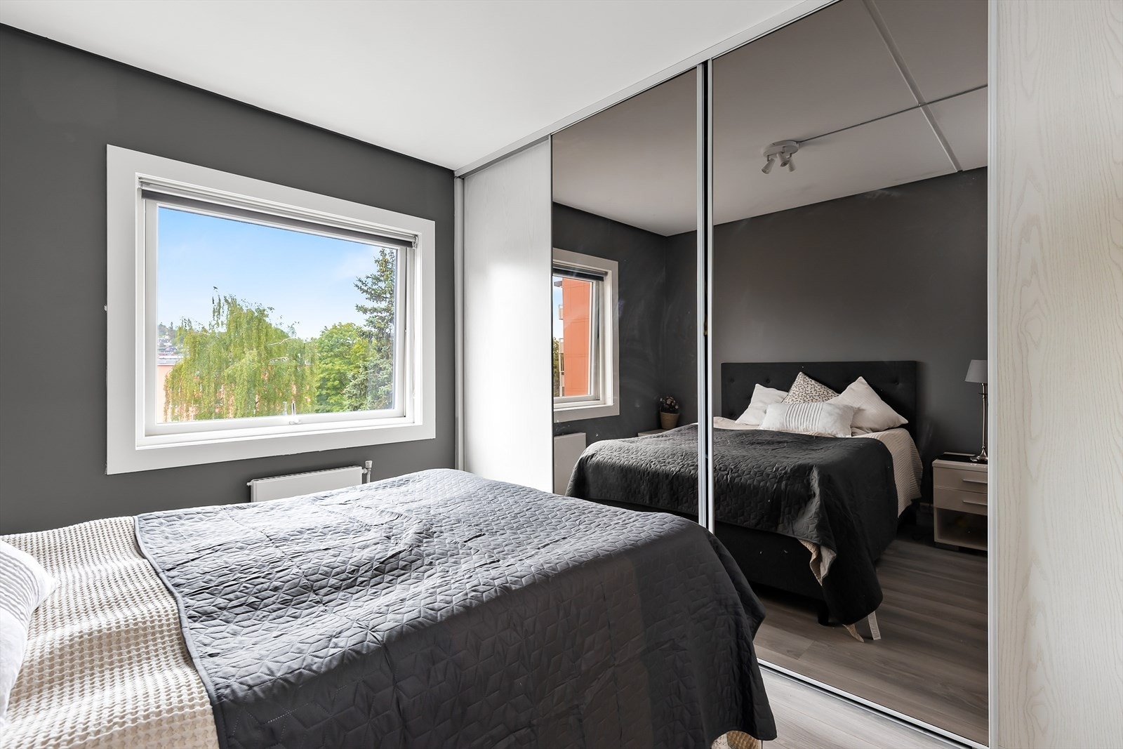 Soverom 2 med god plass til stor seng og nattbord. Rommet er allerede innredet med en stor skyvedørsgarderobe. Galleribilde