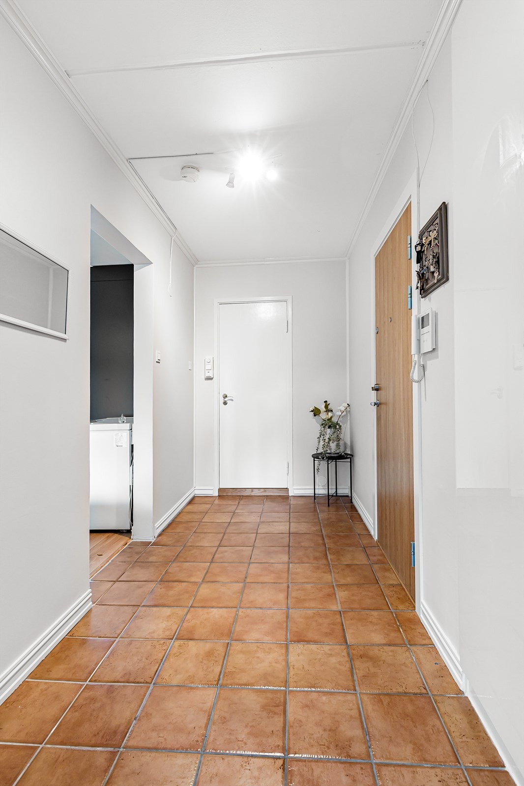 Romslig entré med praktiske fliser på gulv og mulighet for oppbevaring. Galleribilde