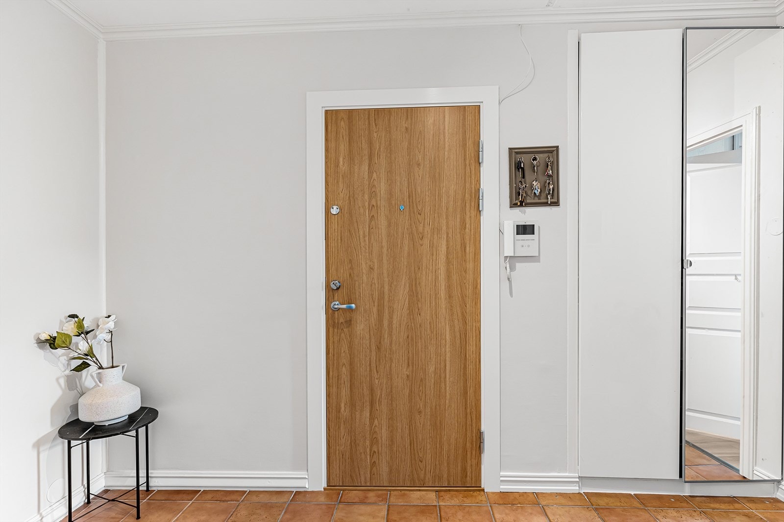 Innebygd skap i entré med god plass til oppbevaring av yttertøy og sko. Calling-anlegg til hovedytterdør. Galleribilde