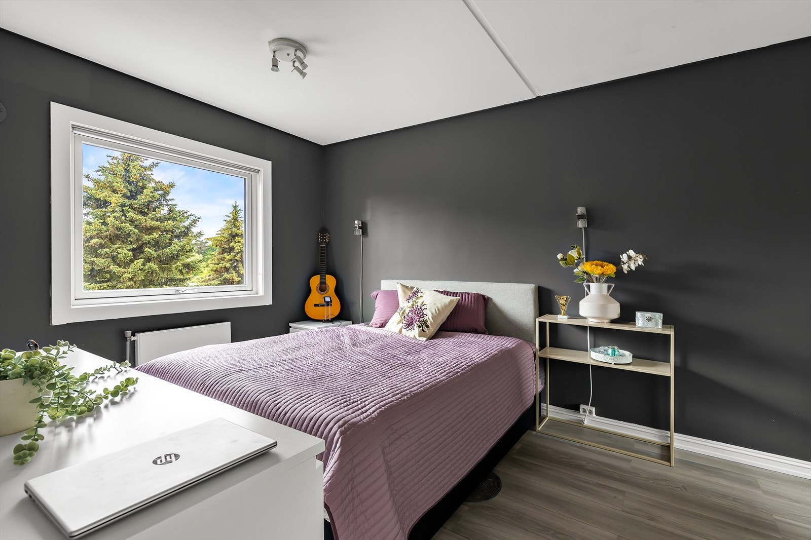 Soveorm 1 har god plass til stor seng, nattbord og annet ønsket møblement. Rommet er allerede innredet med skyvedørsgarderobe. Galleribilde