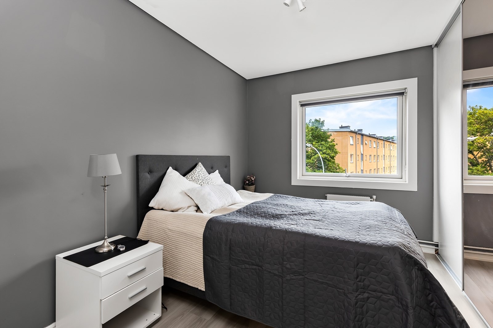 Begge soverom er malt i mørke og avslappende farger. Galleribilde