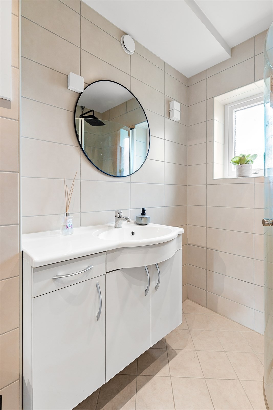 Gode oppbevaringsmuligheter i servantinnredning. Galleribilde