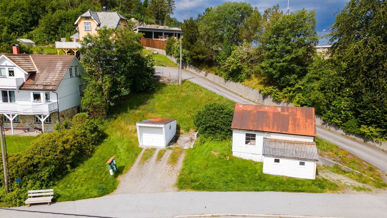 Boligtomt med gode utsiktsforhold, garasje og uthus, presenteres av Krogsveen v/eiendomsmegler Robert Iversen Galleribilde
