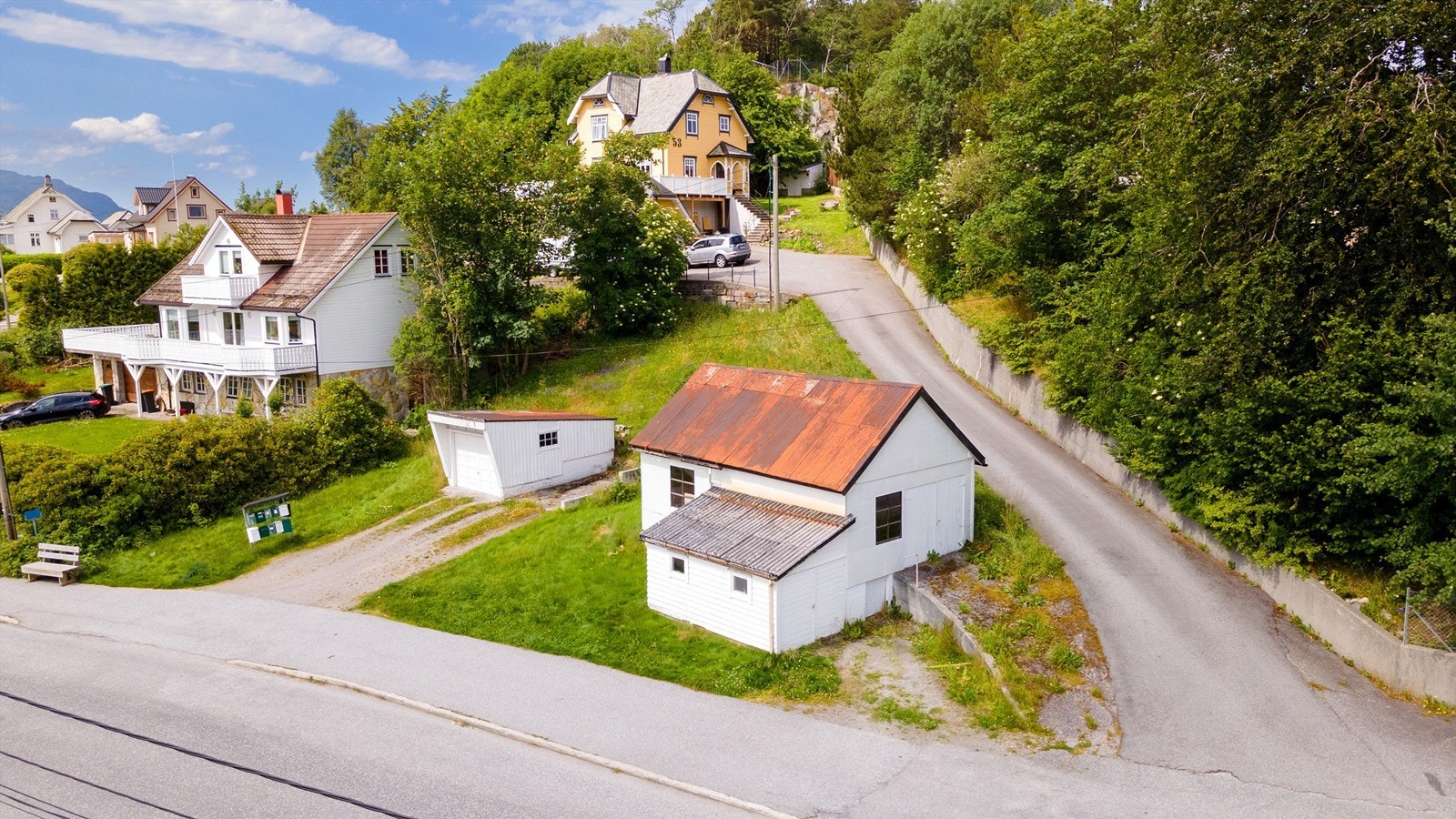 Tomten er registrert med et areal på 584m² og ligger sentralt til på Eidsnes med gode utsiktsforhold Galleribilde