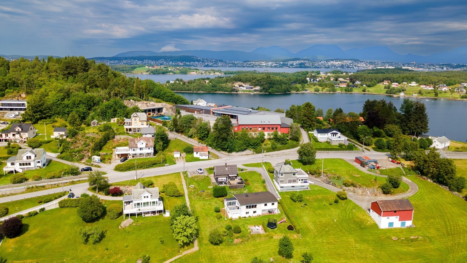 Eidsneset er en sentral beliggenhet mellom indre bydel av Ålesund og Langevågen, som gir kort veg til både shoppingmuligheter på Amfi Moa, Sportsparken på Vegsund samt Diskgolfpark og Devoldfabrikken - Galleribilde