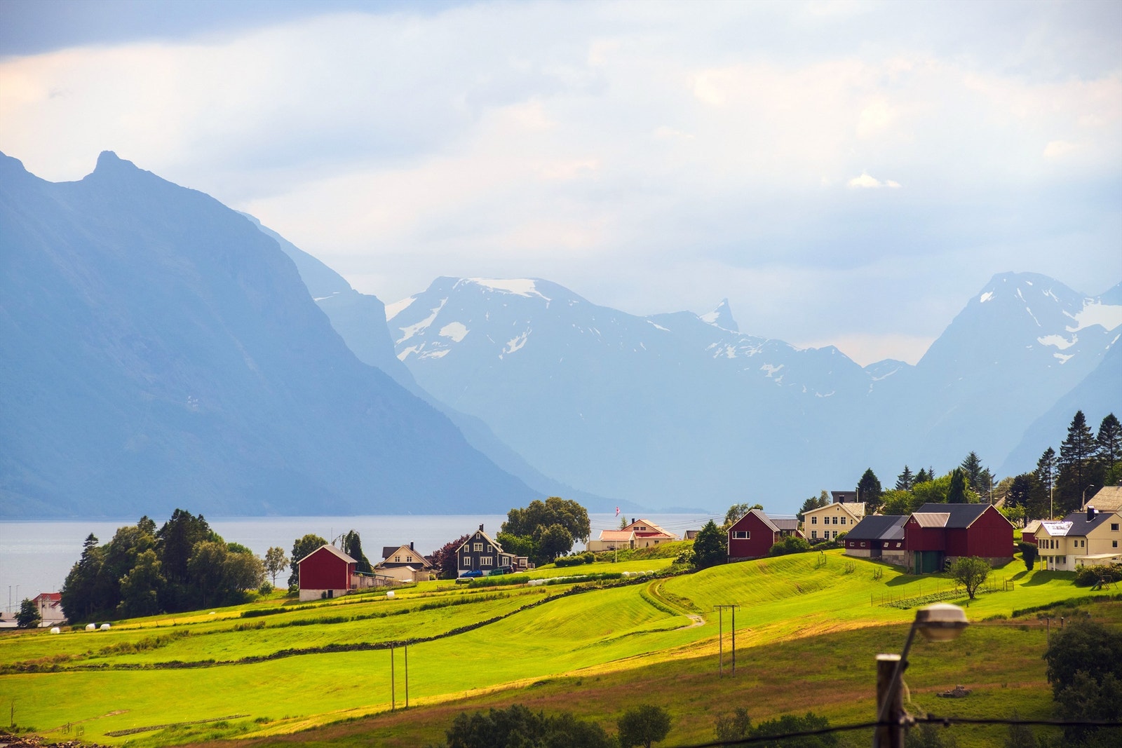 Herfra ser man helt over fjorden mot Hundeidvika og Sunnmørsalpane Galleribilde