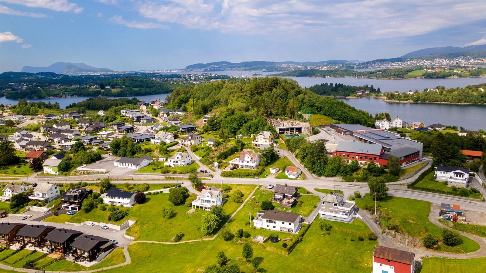 - i tillegg til mange av de flotte turmulighetene i nærområdet med Emblemsfjellet og Leirvågfjellet som kortreiste alternativer Galleribilde