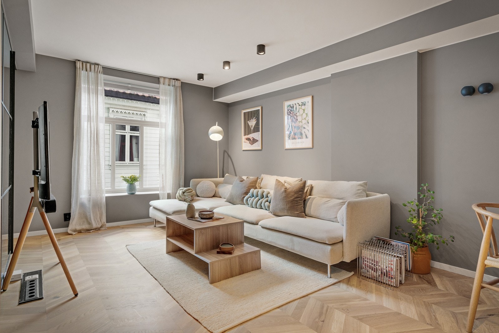 Leiligheten er i sin helhet unik med sine lekre detaljer, og har i tillegg en beliggenhet som er midt i smørøyet for deg som ønsker kort avstand til alt. Galleribilde