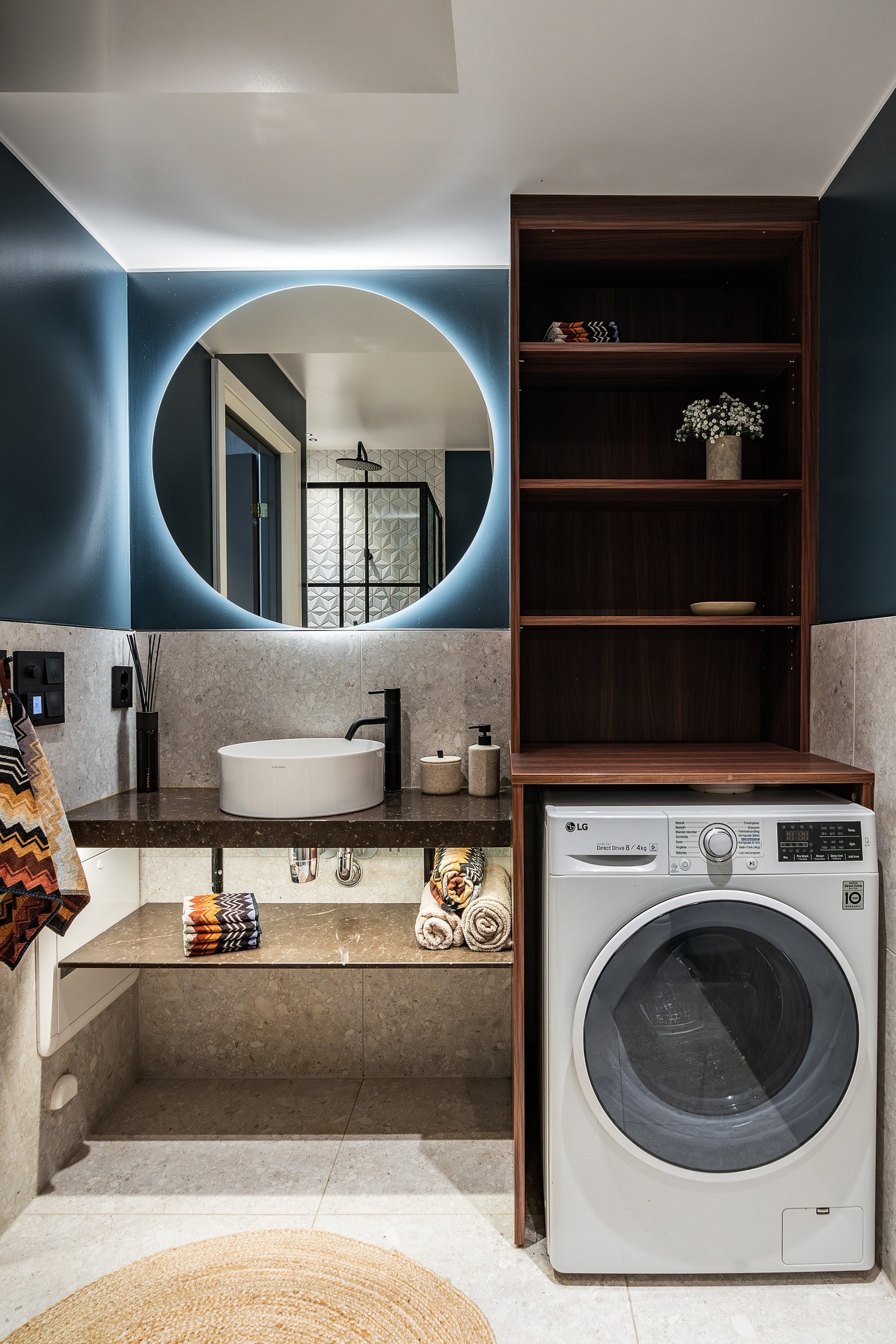 Rommet er innredet med dusjvegger, et vegghengt toalett, servant og opplegg for vaskemaskin. Galleribilde