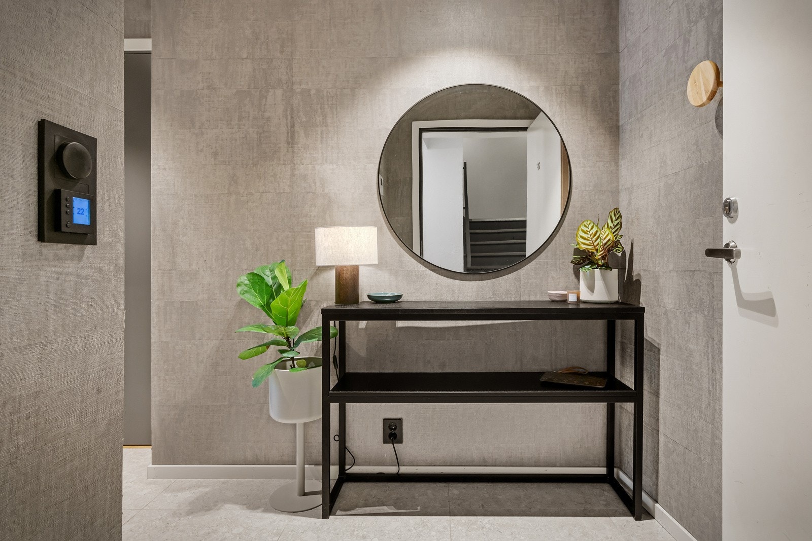 Velkommen inn! Svært innbydende entré på 6,3 kvm med fliser på gulvet og varmekabler under. Galleribilde